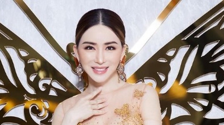 Анна Джакапонг Джакраджутатип е транссексуална жена тайландски медиен магнат и